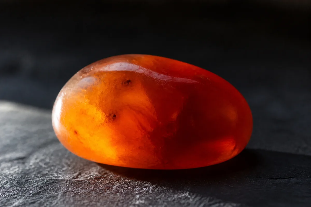Bienfaits de la cornaline, la pierre orange de l'élan