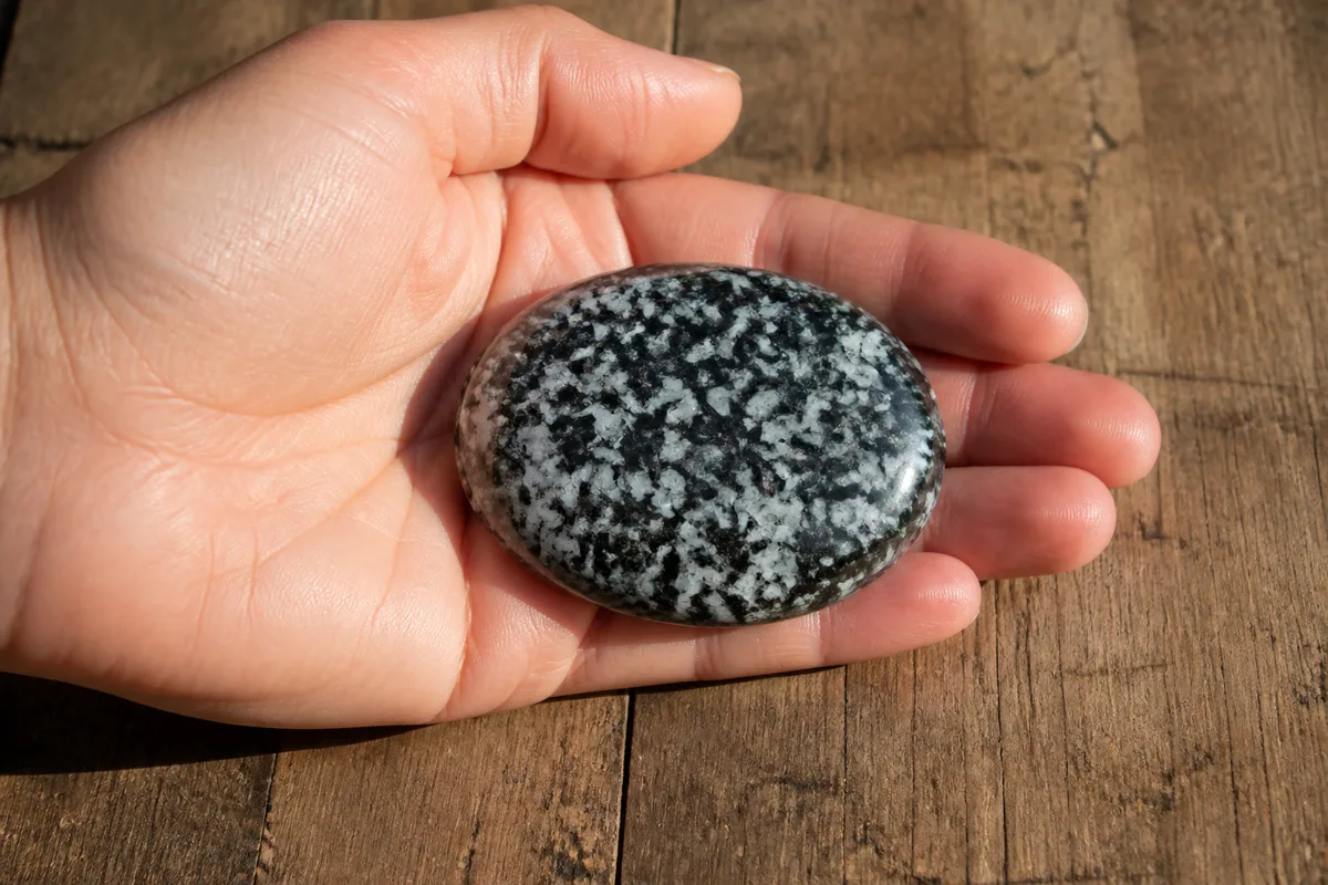 Gabbro en lithothérapie : propriétés, usages, entretien